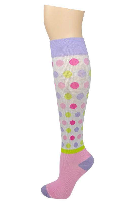 Non-binding comfort band on Dr. Motion knee-high compression socks for all-day wear
